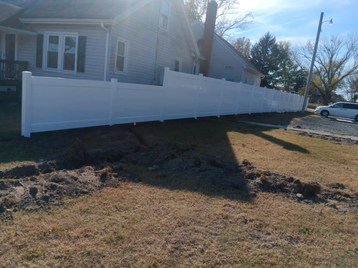 Vinyl privacy fence alongside Delaware home